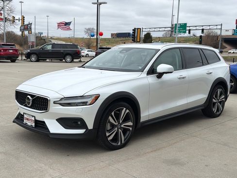 Used 2025 Volvo V60 B5 Cross Country Plus image 4