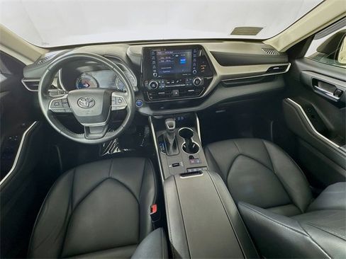 Used 2022 Toyota Highlander XLE image 27