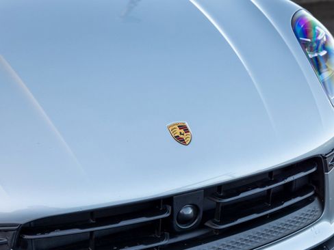 Certified 2023 Porsche Macan image 15