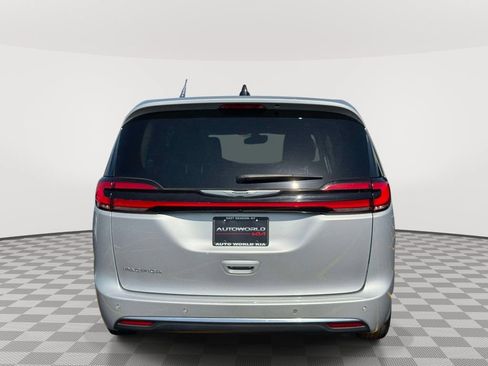 Used 2023 Chrysler Pacifica Touring-L FWD image 5