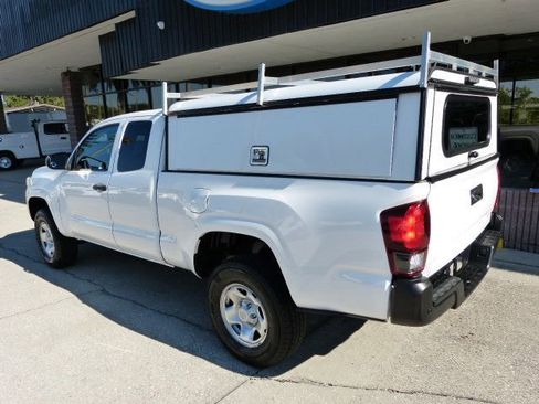 Used 2022 Toyota Tacoma SR image 3