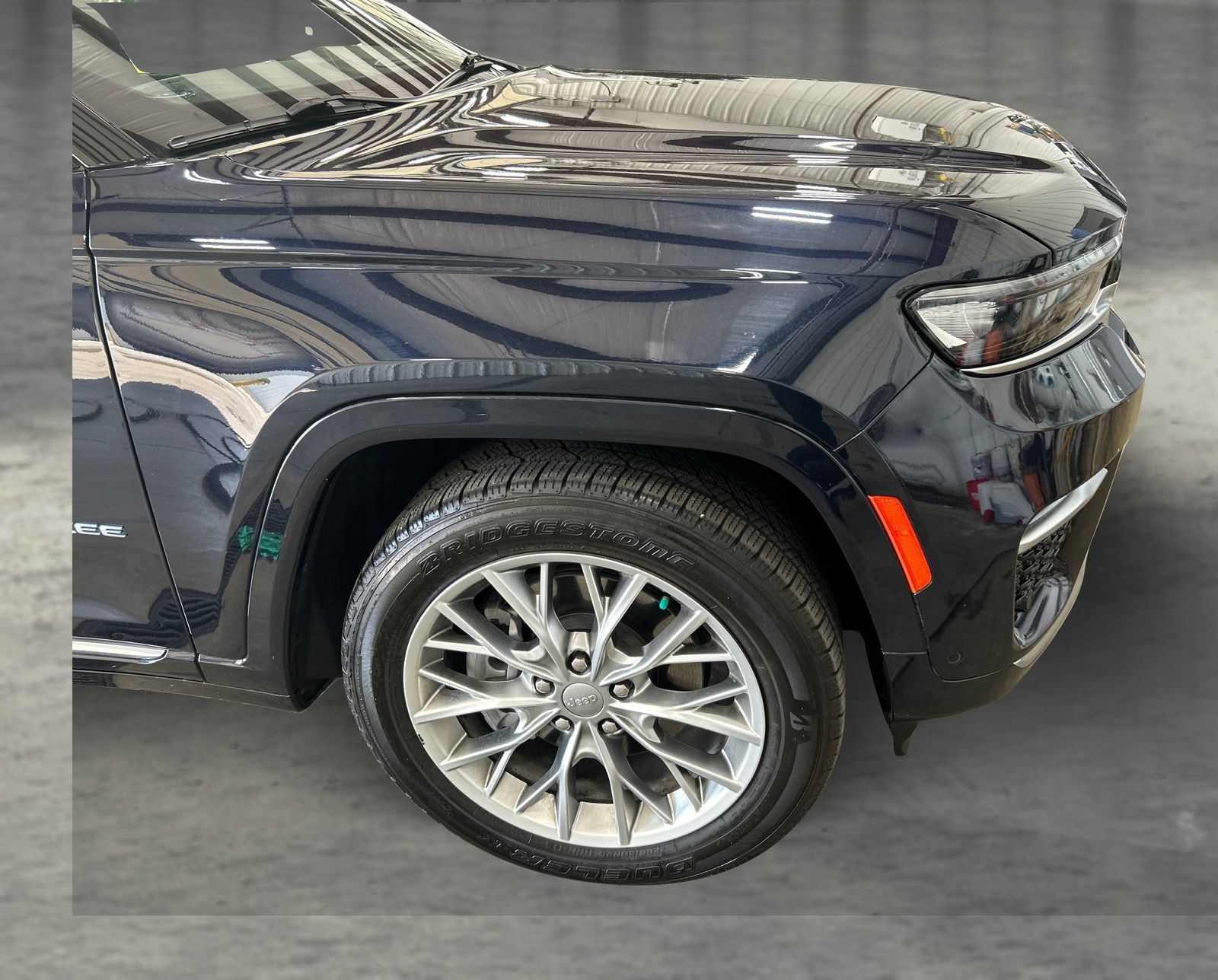 Used 2023 Jeep Grand Cherokee Summit AWD/4WD image 23