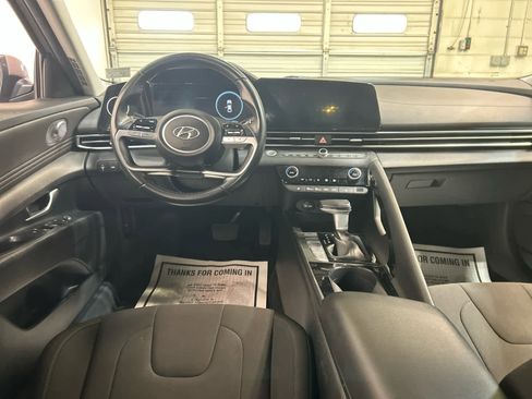 Used 2023 Hyundai Elantra SEL w/ Convenience Package FWD image 4
