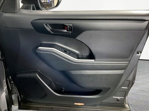 Used 2025 Toyota Highlander LE FWD image 25
