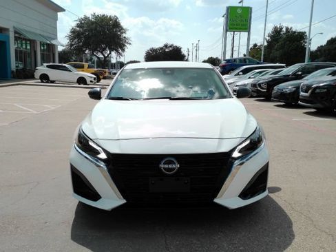 Used 2025 Nissan Altima 2.5 S FWD image 2