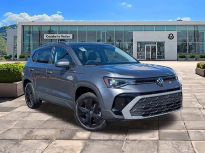 New 2025 Volkswagen Taos SE w/ Panoramic Sunroof Package