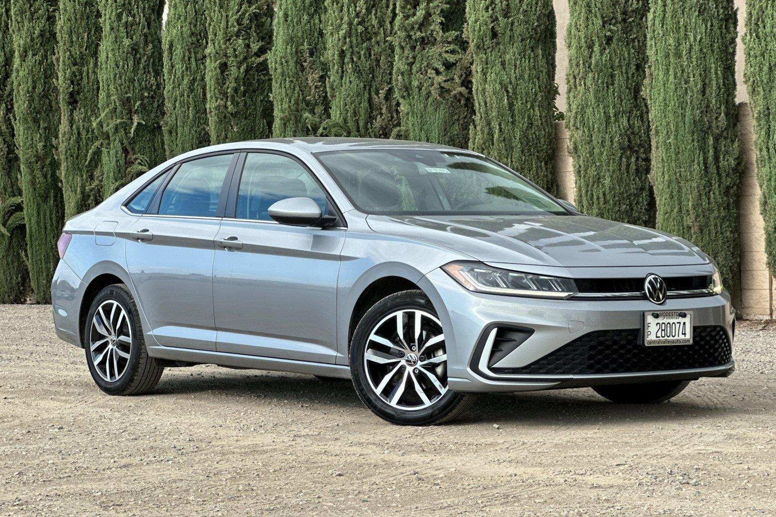 Certified 2025 Volkswagen Jetta SE FWD image 2