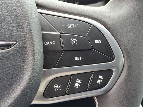 Used 2025 Chrysler Pacifica Select image 24