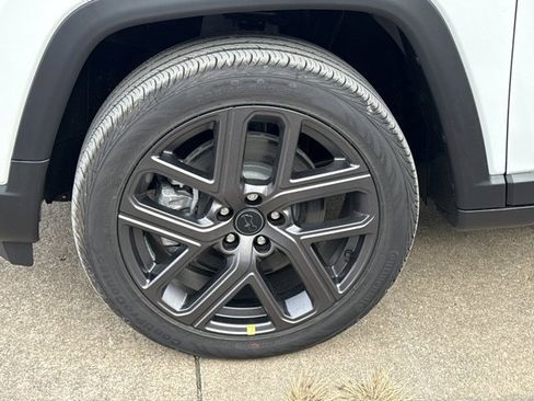 New 2026 Jeep Compass Latitude image 13