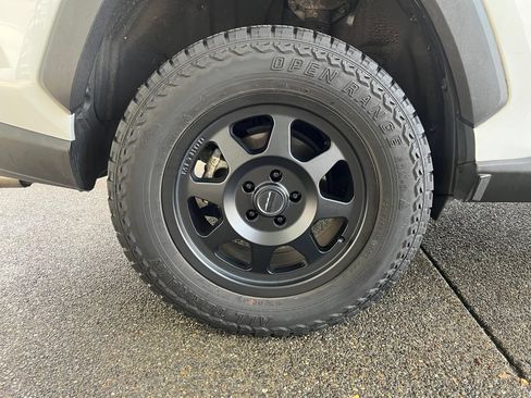 Used 2021 Toyota RAV4 LE AWD/4WD image 20