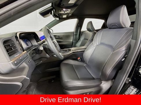 Used 2025 Toyota Crown AWD/4WD image 5