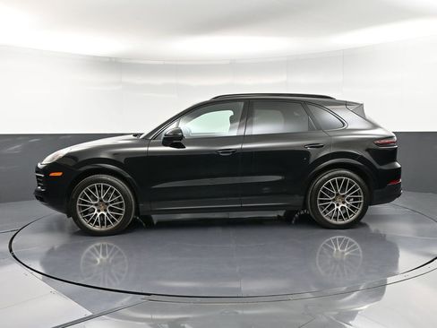 Certified 2023 Porsche Cayenne Platinum Edition image 2