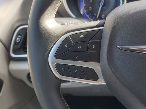 Used 2024 Chrysler Pacifica Touring-L image 20