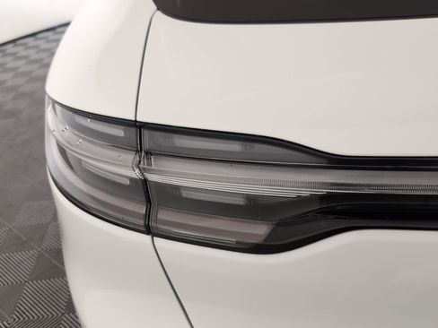 Certified 2025 Porsche Macan image 15