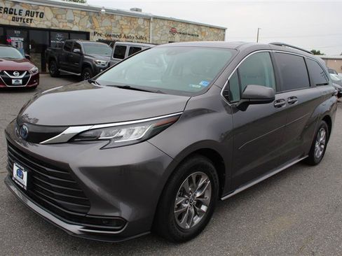 Used 2023 Toyota Sienna LE w/ LE Plus Package FWD image 3