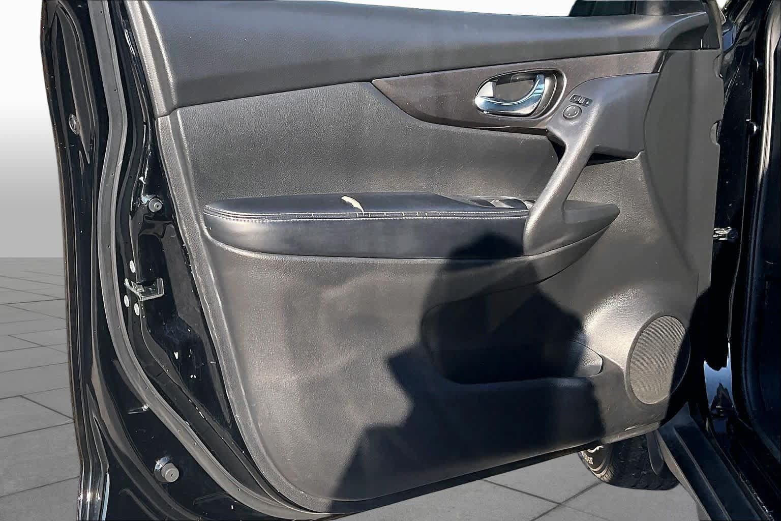 Used 2020 Nissan Rogue SV FWD image 21