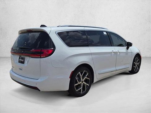 New 2027 Chrysler Pacifica Pinnacle w/ Theater Group FWD image 5