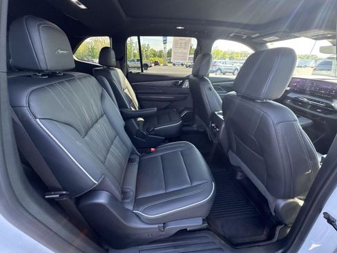 Used 2025 Buick Enclave Avenir w/ Super Cruise Package AWD/4WD image 18