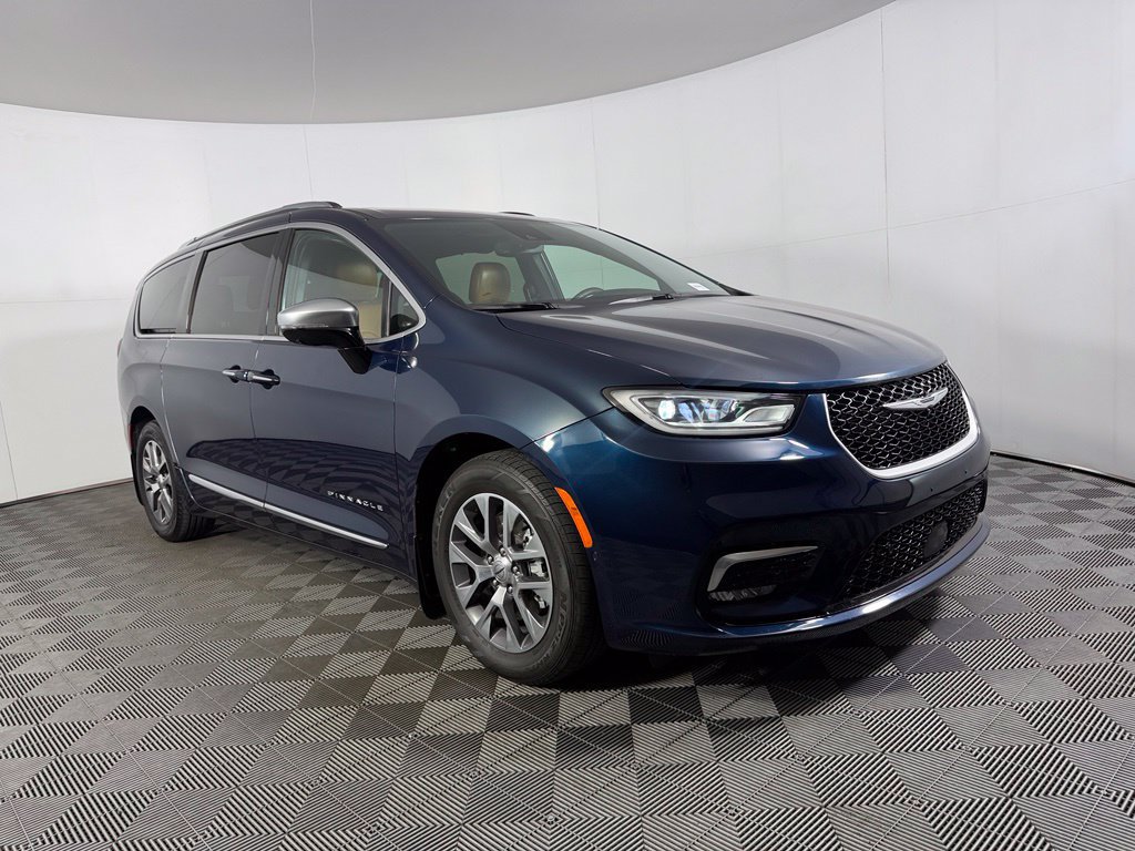 Used 2023 Chrysler Pacifica Pinnacle FWD image 5