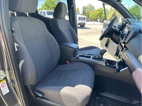 Used 2018 Toyota Tacoma TRD Sport w/ Exterior Package AWD/4WD image 26
