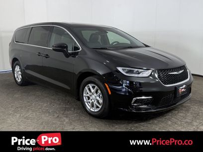 Used 2025 Chrysler Pacifica Select