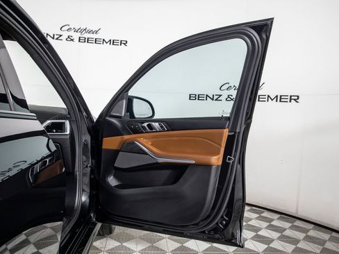 Used 2025 BMW X7 M60i image 25