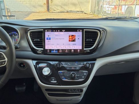 Used 2023 Chrysler Pacifica Touring-L FWD image 20