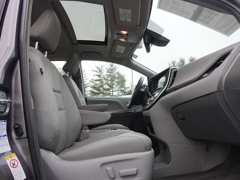 Used 2018 Toyota Sienna XLE w/ XLE Navigation Package image 35