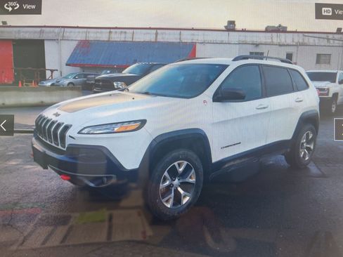 Used 2017 Jeep Cherokee Trailhawk AWD/4WD image 2