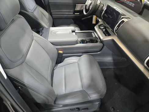 New 2025 Ford Expedition Active image 7