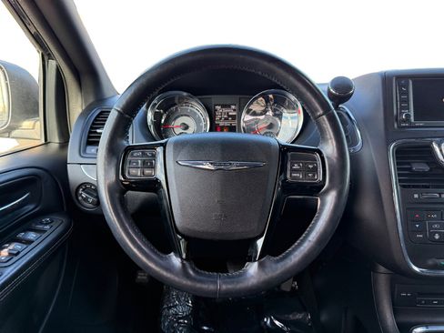 Used 2015 Chrysler Town & Country S w/ Driver Convenience Group image 12