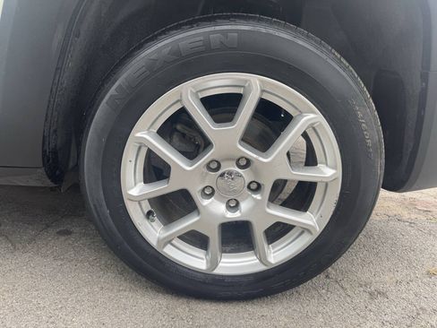 Used 2019 Jeep Renegade Latitude FWD image 10