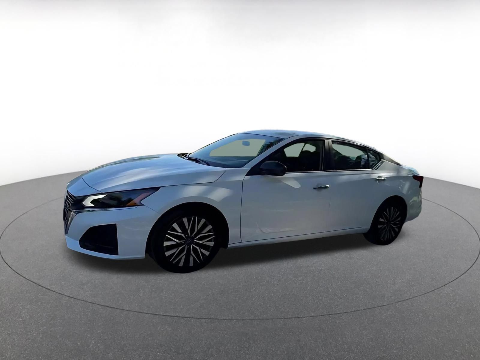 Used 2025 Nissan Altima 2.5 SV FWD image 7