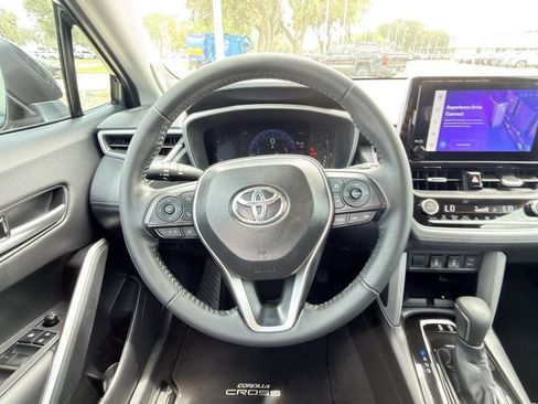 Used 2025 Toyota Corolla Cross XLE w/ Convenience Package FWD image 14