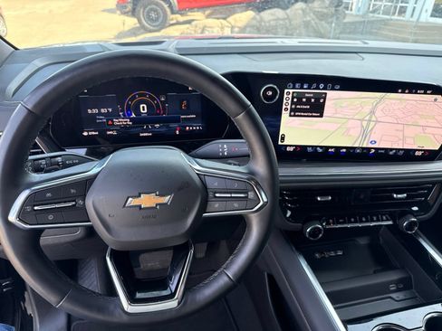 Used 2025 Chevrolet Suburban Premier AWD/4WD image 21
