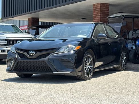 Used 2020 Toyota Camry SE w/ Convenience Package FWD image 3