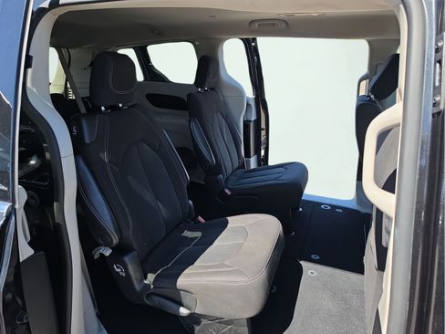 Used 2022 Chrysler Voyager LX FWD image 17