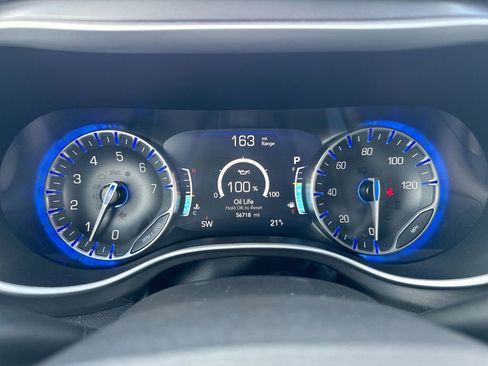 Used 2024 Chrysler Pacifica Touring-L image 12