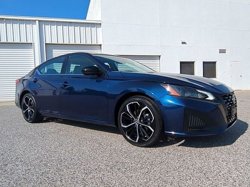 Certified 2023 Nissan Altima 2.5 SR image 3