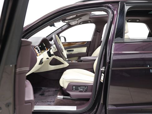 Used 2023 Bentley Bentayga Extended Wheelbase AWD/4WD image 17