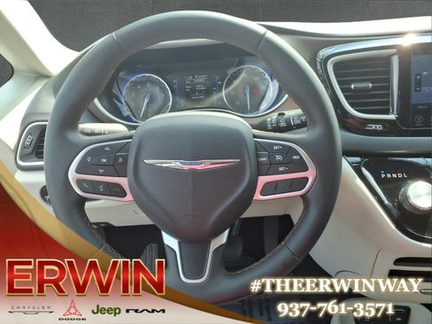 Used 2017 Chrysler Pacifica Touring-L FWD image 17