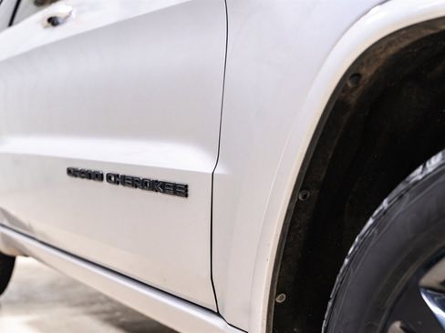 Used 2018 Jeep Grand Cherokee Altitude image 14