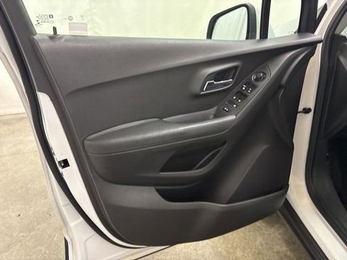 Used 2018 Chevrolet Trax LS FWD image 27