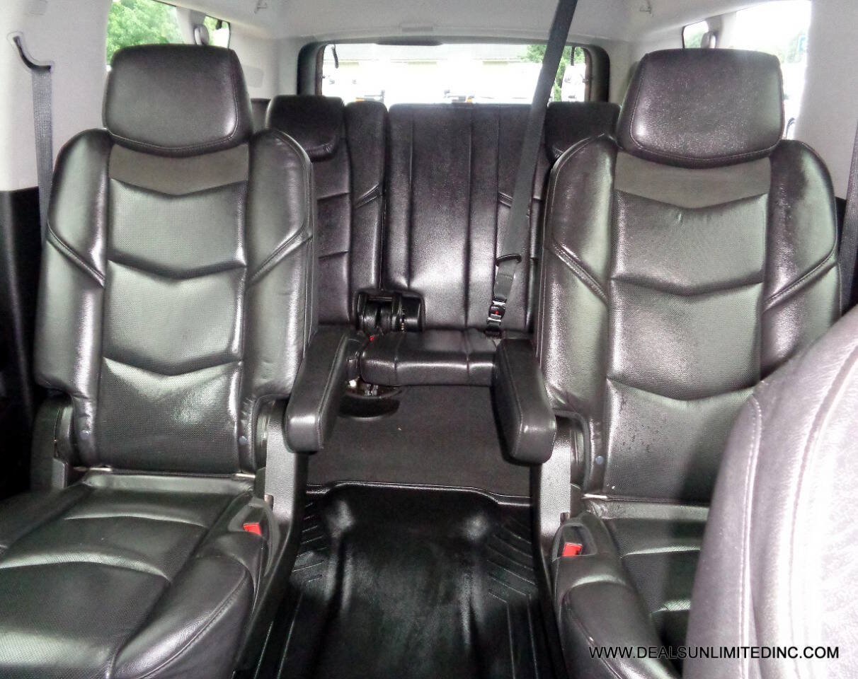 Used 2019 Cadillac Escalade ESV 4WD image 24