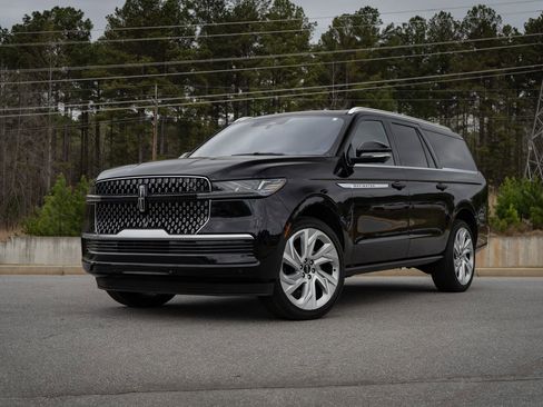 Used 2025 Lincoln Navigator L Reserve image 2