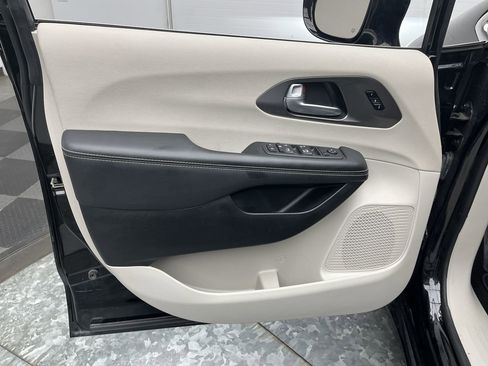 Used 2024 Chrysler Pacifica Touring-L image 7