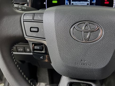Used 2025 Toyota Camry SE w/ Multimedia Upgrade Package image 19