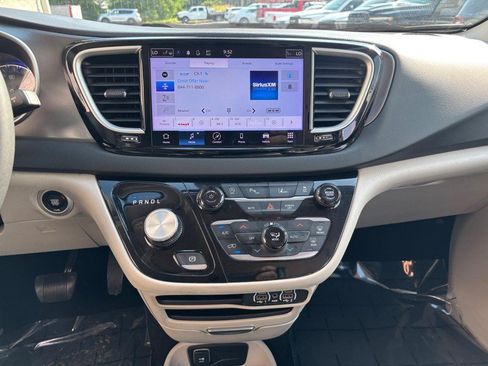 Used 2023 Chrysler Pacifica Touring-L FWD image 17