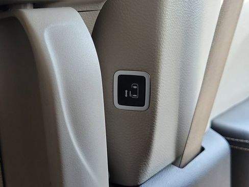 Used 2024 Chrysler Pacifica Touring-L image 14