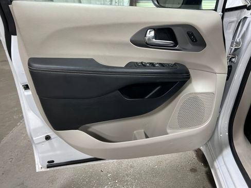 Used 2023 Chrysler Pacifica Touring-L FWD image 19